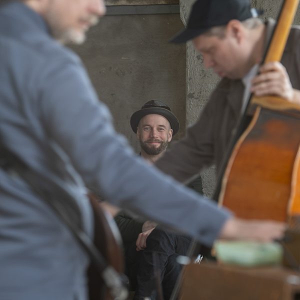 Tapahtuman tuottaja Esko Vihava seuraa Kalima & Lötjönen -duon esitystä Jauhimolla