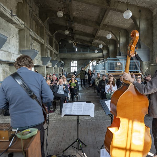 Antti Lötjönen ja Kalle Kalima esiintyvät Jauhimolla yleisölle vanhassa teollisuustilassa
