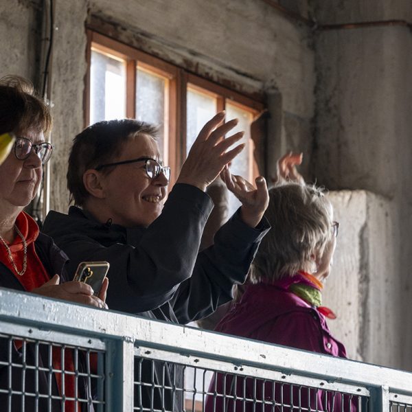 Yleisö seuraa Hota-yhtyeen esitystä Rinnerikastamon yläparvelta