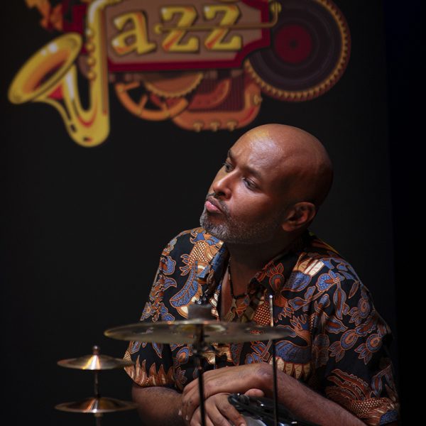 Abdissa "Mamba" Assefa soittaa perkussioita Wishamalii-yhtyeen esityksessä Kiisulla