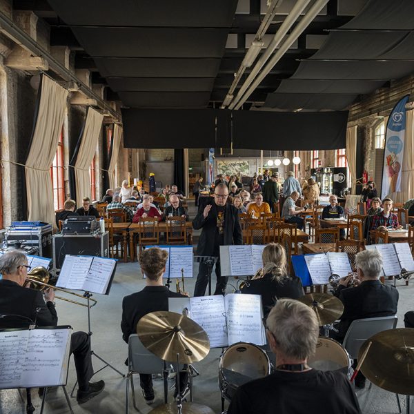 Oku Big Band esiintyy Vanhalla Pajalla, näkymä soittajien takaa kohti yleisöä