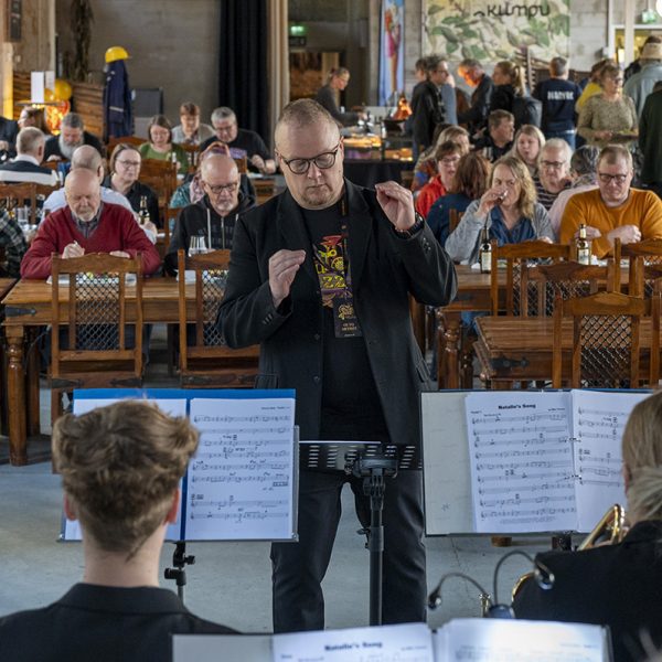 Oku Big Bandin kapellimestari johtaa esitystä yleisön edessä Vanhalla Pajalla
