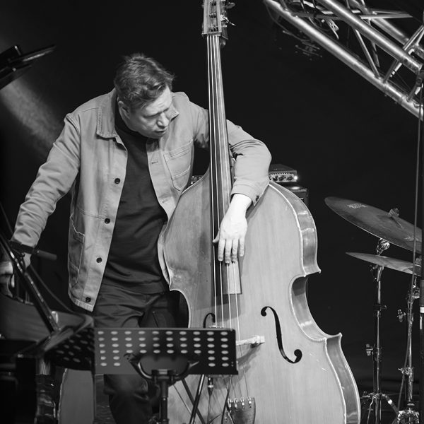 Antti Lötjönen nojaa kontrabassoonsa Kalmari Quartetin keikalla Teatteri Kiisulla