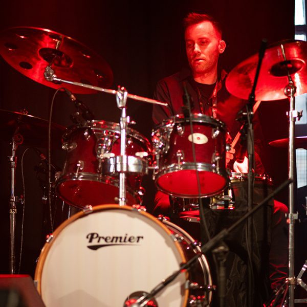 Rumpali esiintyy Matilda Nikkisen yhtyeen kanssa punaisessa lavavalossa Vanhalla Pajalla