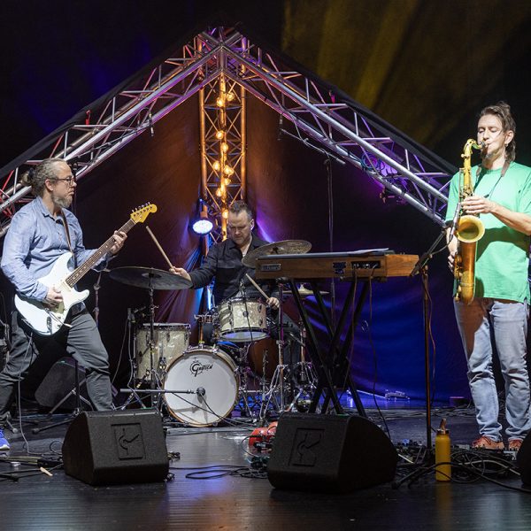 Yhtye Equally Stupid esiintyy Teatteri Kiisussa värivalojen loisteessa