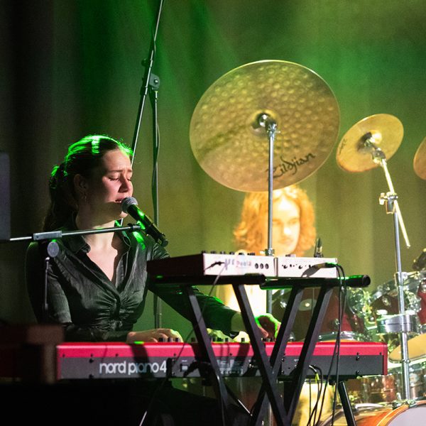 Maja Mannila laulaa ja soittaa koskettimia Vanhalla Pajalla, taustalla Severi Sorjonen rummuissa