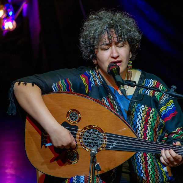 Nemat Battah laulaa ja soittaa OutoJazzissa