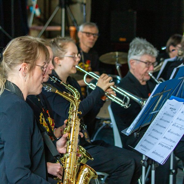 Oku Big Bandin saksofonistit esiintyvät OutoJazzissa