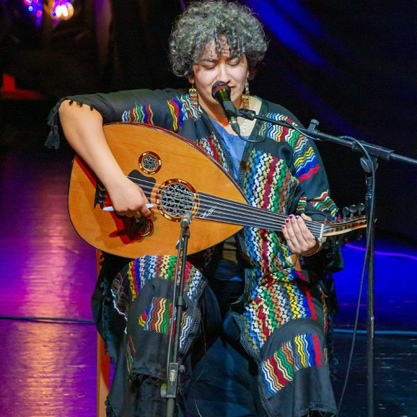 Nemat Battah esiintyy värikkäässä valaistuksessa