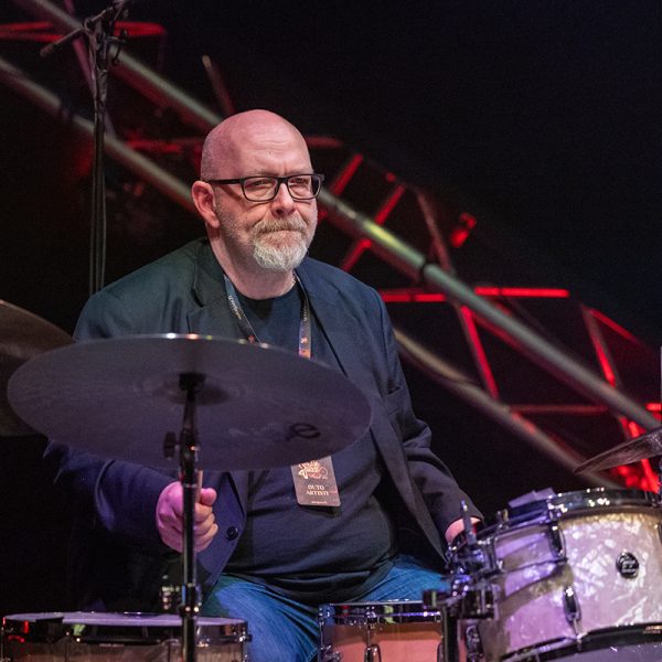 Stefan Brokvist soittaa rumpuja Mathias Sandberg Trion esityksessä