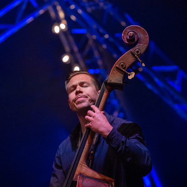 Zacharias Holmkvist esiintyy Mathias Sandberg Trion kanssa sinisessä valossa