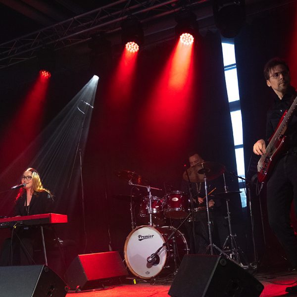 Matilda Nikkinen soittaa koskettimia ja laulaa trionsa kanssa lavalla Vanhalla Pajalla