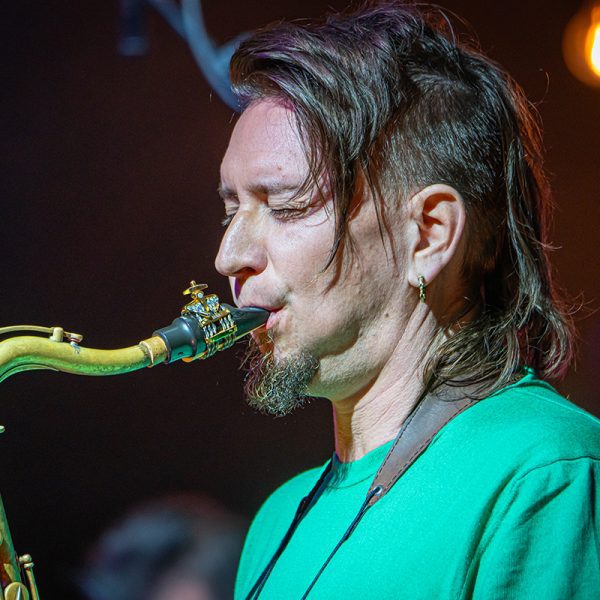 Pauli Lyytinen soittaa saksofonia keskittyneesti Equally Stupidin keikalla