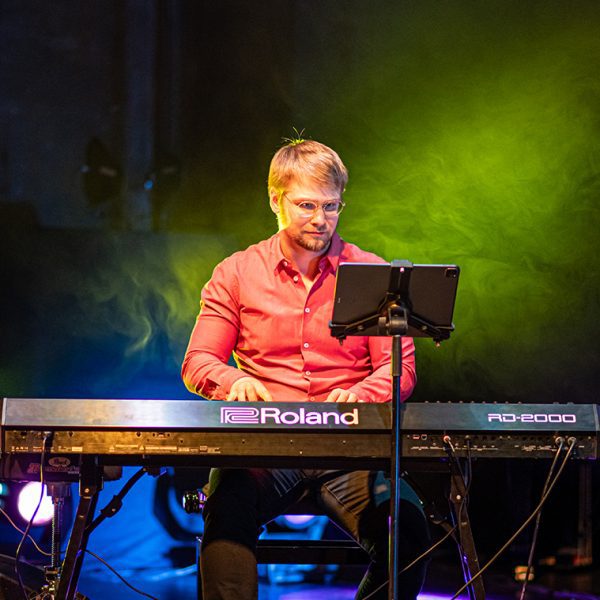 Vili Itäpelto soittaa koskettimia Teatteri Kiisun lavalla