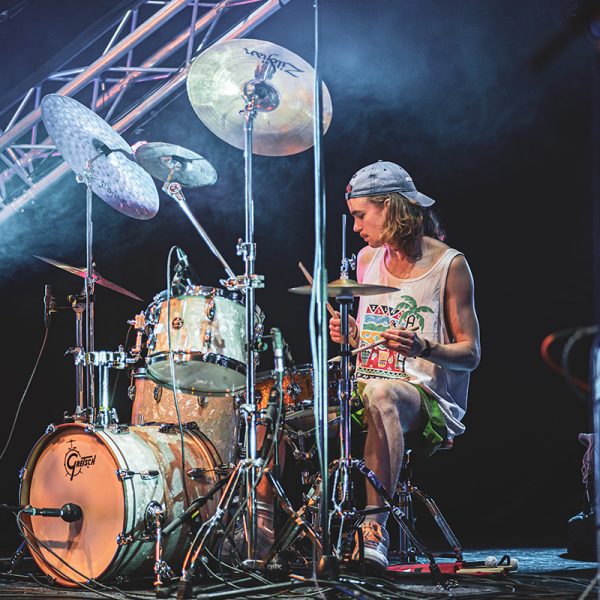 Severi Sorjonen rummuissa Jukka Haavisto Bandin keikalla Teatteri Kiisulla