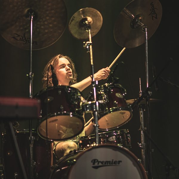 Severi Sorjonen soittaa rumpuja energisesti Maja Mannila Trion keikalla