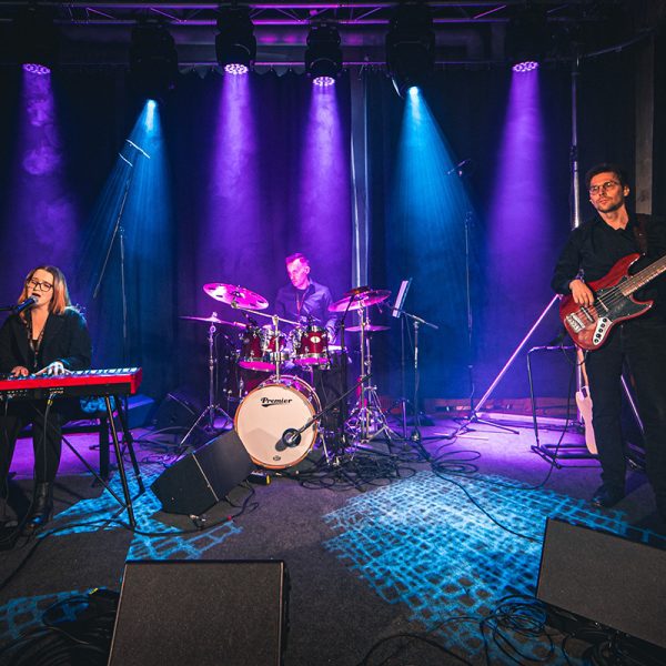 Matilda Nikkinen esiintyy