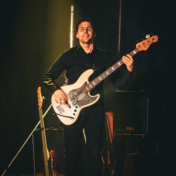 Basisti esiintyy Matilda Nikkisen yhtyeen keikalla OutoJazz-festivaalilla