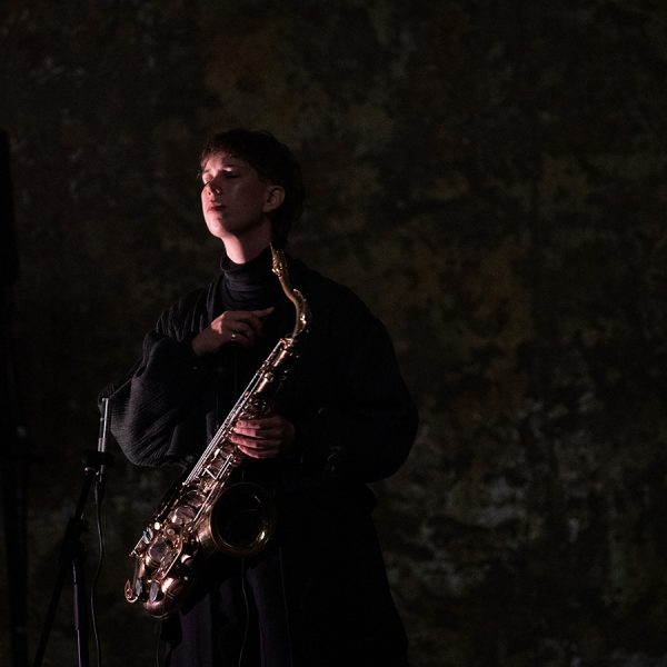 Heli Hartikainen seisoo saksofonin kanssa