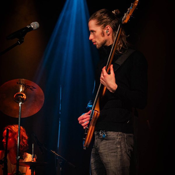 Johannes Granroth esiintyy lavalla Vanhalla Pajalla, taustalla Severi Sorjonen rummuissa