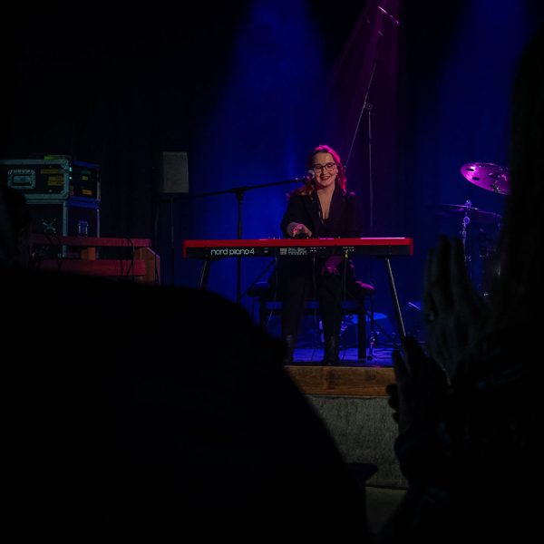 Matilda Nikkinen yleisön edessä