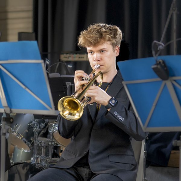 Trumppari soittaa Oku Big Bandin riveissä Vanhalla Pajalla