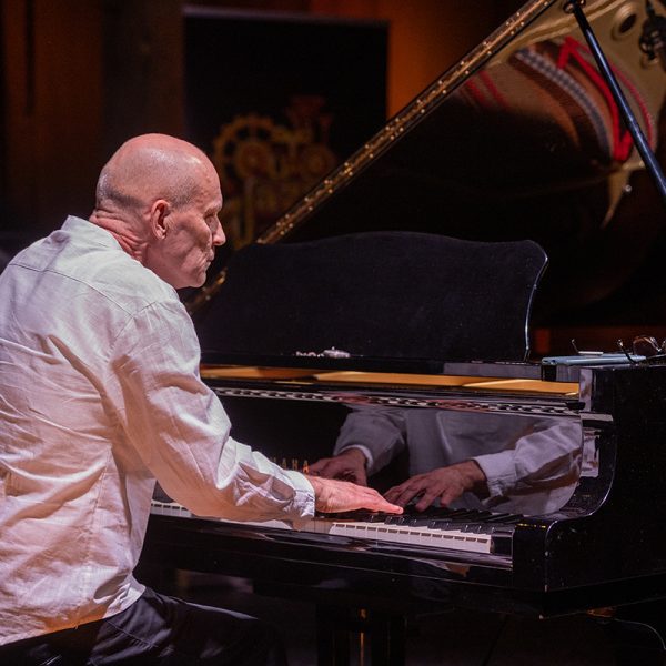 Timo Tuominen soittaa flyygeliä Teatteri Kiisulla