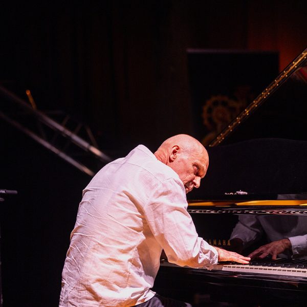 Timo Tuominen pianon ääressä