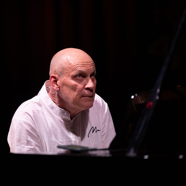 Timo Tuominen katsoo intensiivisesti flyygelin yli esityksen aikana