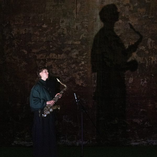 Saksofonisti Heli Hartikainen esiintyy OutoJazzissa