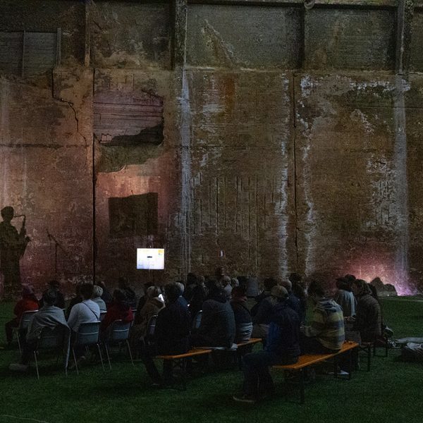 Laaja näkymä Chronovariations-esityksestä, Heli Hartikainen esiintyy yleisön edessä