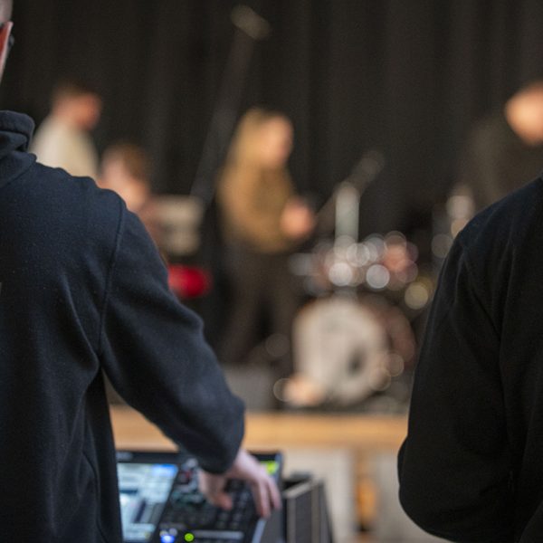 Riverian opiskelijat vastaavat äänentoistosta Acoustic Bike -yhtyeen keikalla Vanhalla Pajalla