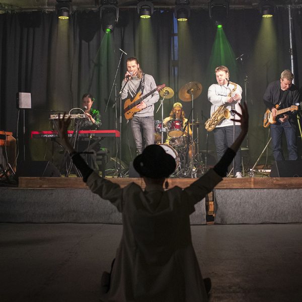 Yleisön jäsen nostaa kätensä ilmaan Peela-yhtyeen keikalla Vanhalla Pajalla