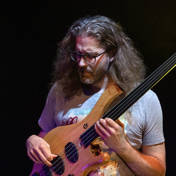 Jukka Haavisto soittaa bassoa