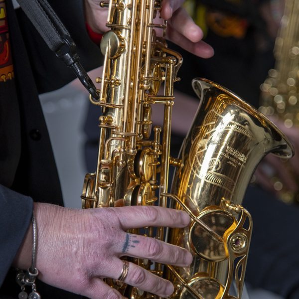Saksofonistin kädet ja soitin lähikuvassa
