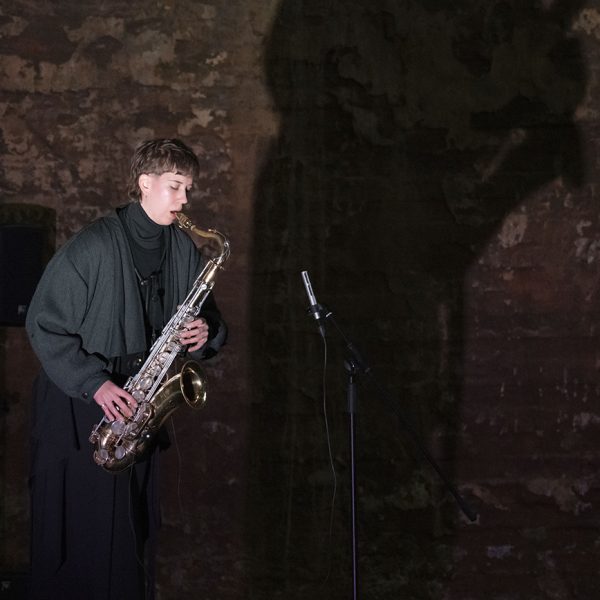 Heli Hartikainen esittää omaa sävellystään tenorisaksofonilla