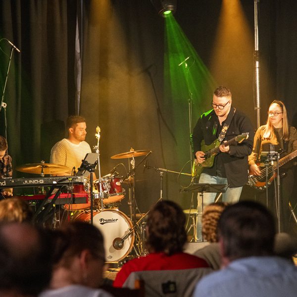 Acoustic Bike esiintyy Vanhalla Pajalla jazz-festivaalilla yleisön edessä