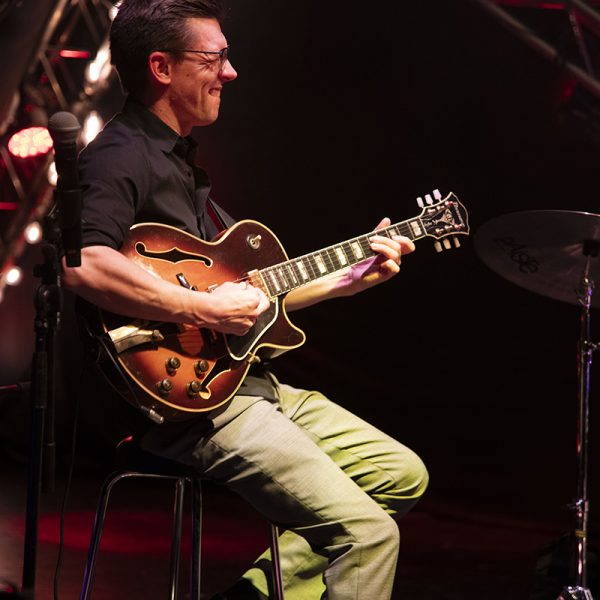 Mathias Sandberg soittaa kitaraa lavalla keskittyneesti OutoJazzissa