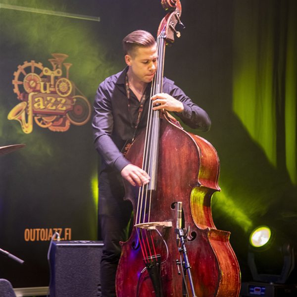 Zacharias Holmkvist soittaa kontrabassoa Mathias Sandberg Trion keikalla Kiisulla