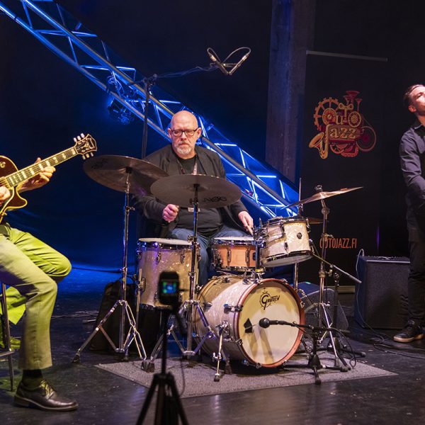 Mathias Sandberg, Zacharias Holmkvist ja Stefan Brokvist esiintyvät OutoJazz-festivaalilla Teatteri Kiisulla