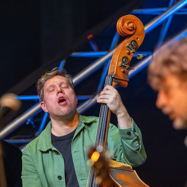 Antti Lötjönen (Kalmari Quartet) soittaa bassoa