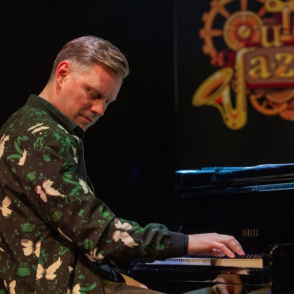 Aki Rissanen soittaa flyygeliä