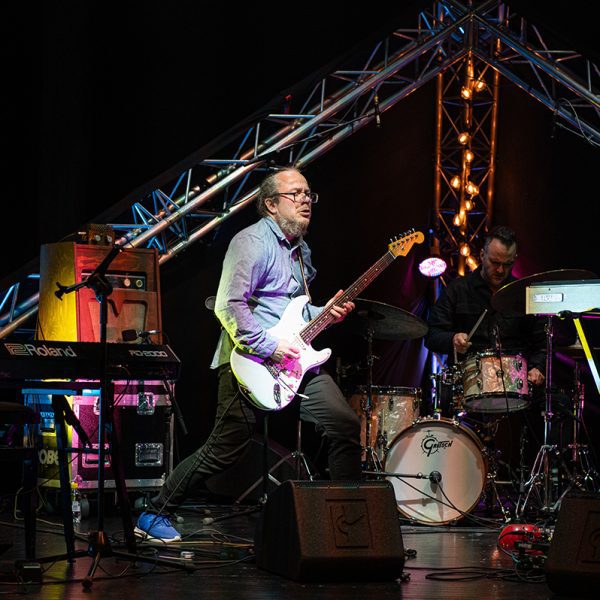 Sigurdur Rögnvaldsson (Equally Stupid) soittaa baritonikitaraa