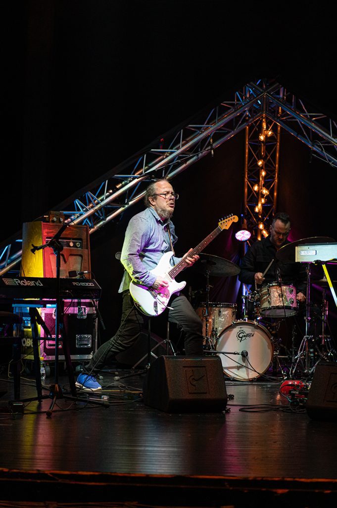 Sigurdur Rögnvaldsson (Equally Stupid) soittaa baritonikitaraa