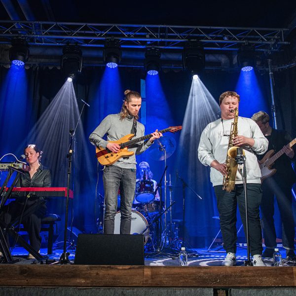 Peela-yhtye esiintyy Vanhalla Pajalla sinisessä valossa Outojazz-festivaalilla
