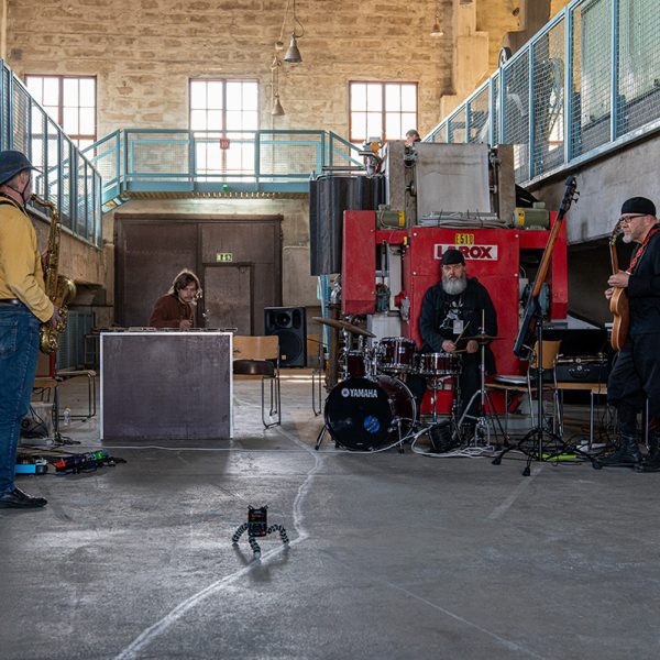 Hotan esitys käynnissä, yleisö seuraa ylhäältä