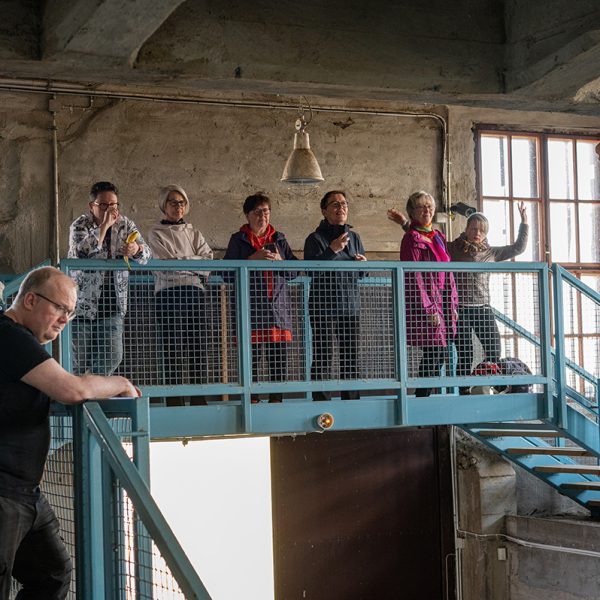 Yleisö Rinnerikastamon yläparvella seuraa Hotan konserttia