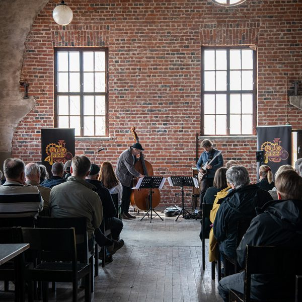 Antti Lötjönen ja Kalle Kalima esiintyvät tunnelmallisessa tiilirakennuksessa Jauhimolla
