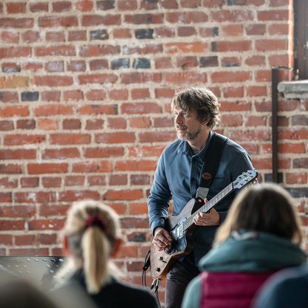 Kalle Kalima soittamassa