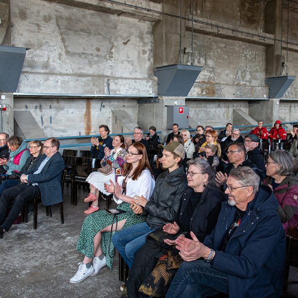 Yleisö seuraa ja aplodeeraa Kalima & Lötjönen -duon esityksen jälkeen Jauhimolla